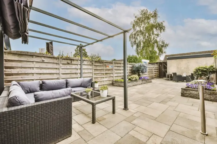Carrelage spécial pour tour de piscine posé par Carreleur Bruges