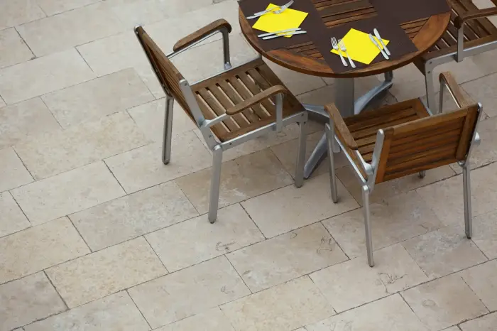 Terrasse moderne avec carrelage extérieur effet béton à Bruges