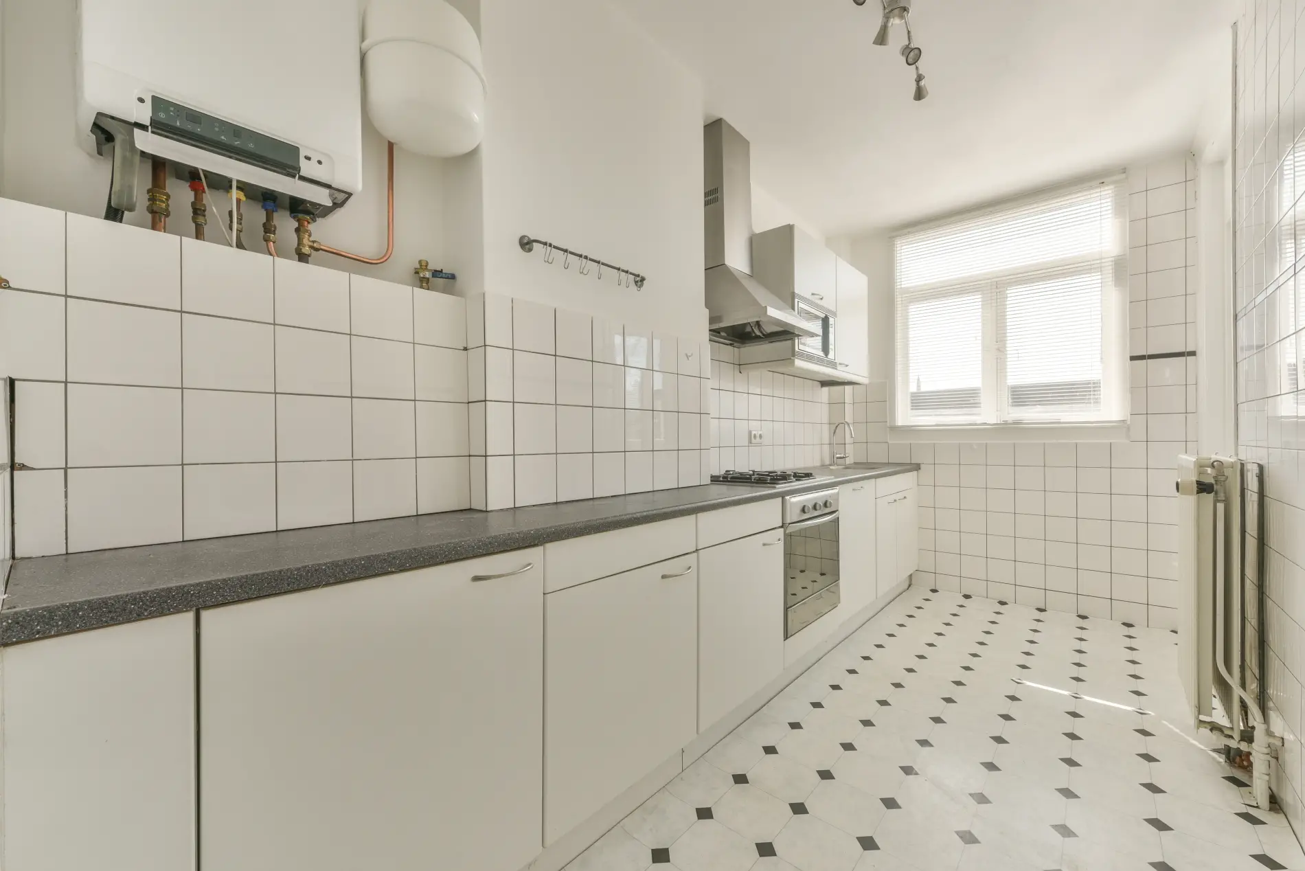 Pose de carrelage intérieur blanc dans une cuisine moderne à Bruges