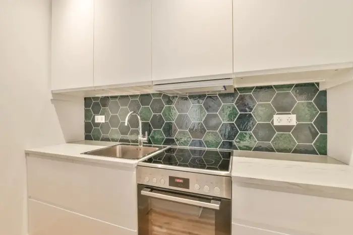 Crédence de cuisine design avec faïence hexagonale posée par Carreleur Bruges