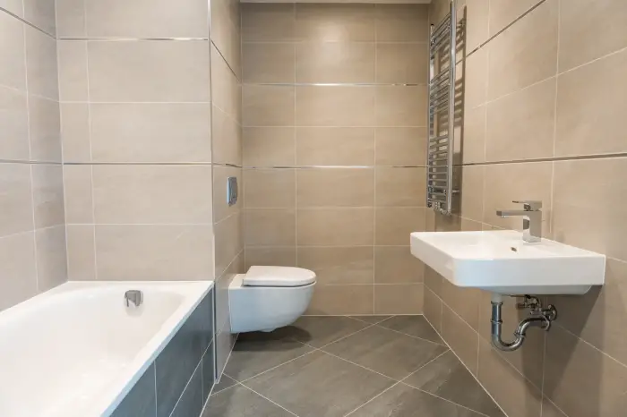 Salle de bain design avec carrelage grand format posé par nos artisans à Bruges